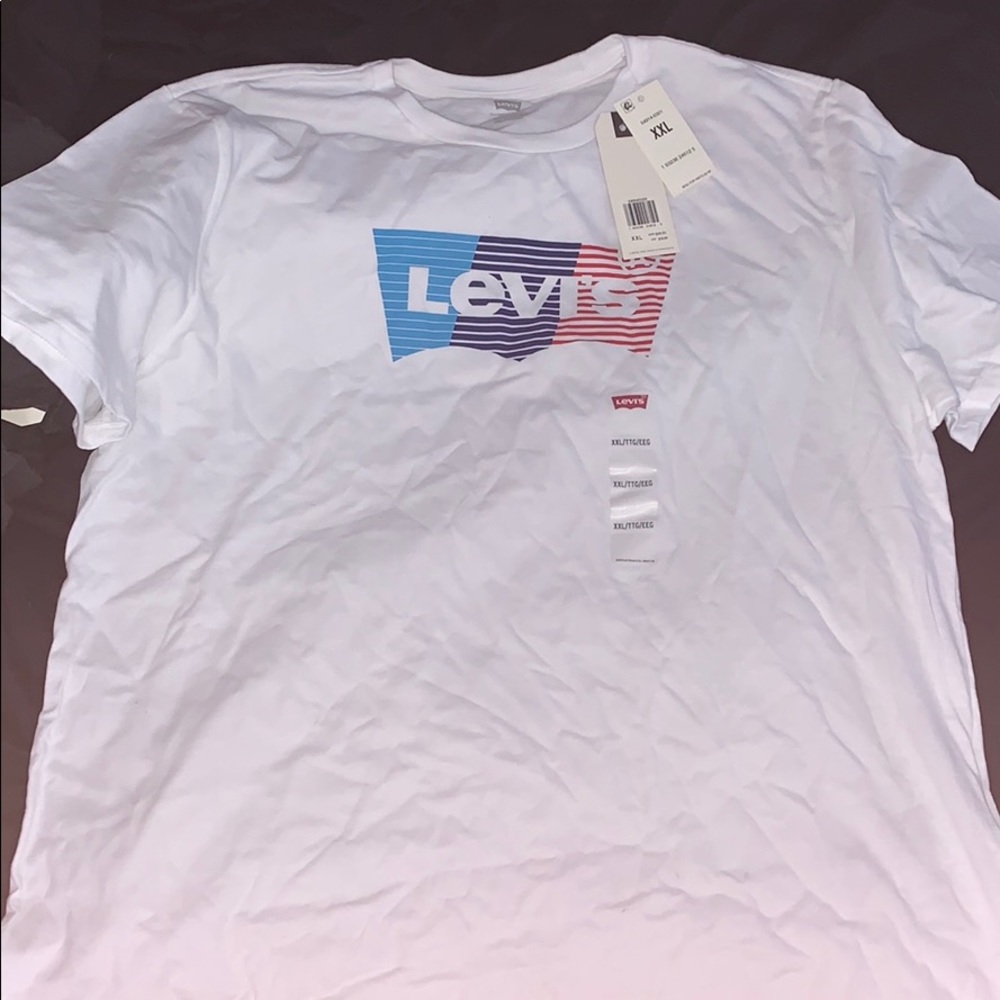 white levi’s t shirt